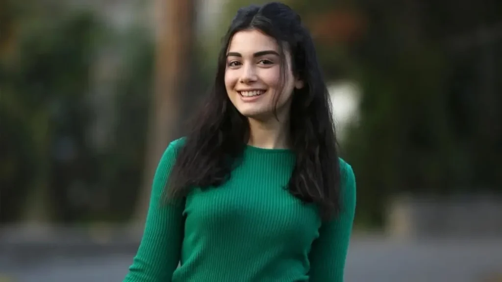 Ozge Yagiz Age