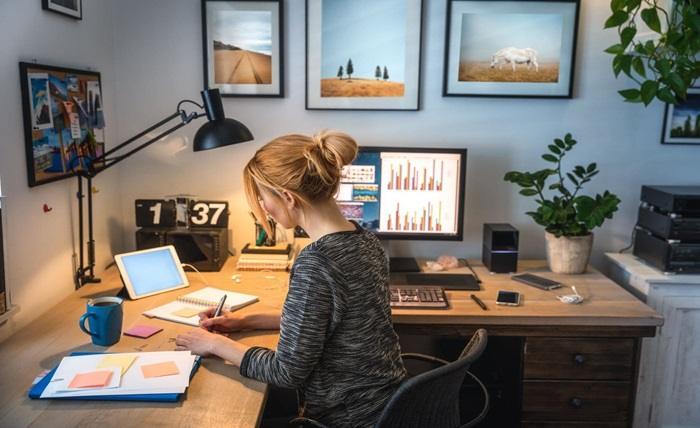 woman working on l shaped desk